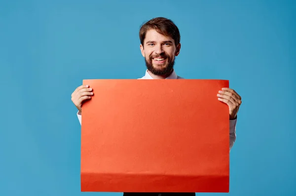 Knappe man met rode mockup poster teken kopie-ruimte close-up — Stockfoto
