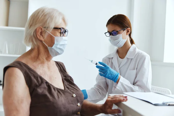 Female doctor shoulder injection vaccine passport — Stock Photo, Image