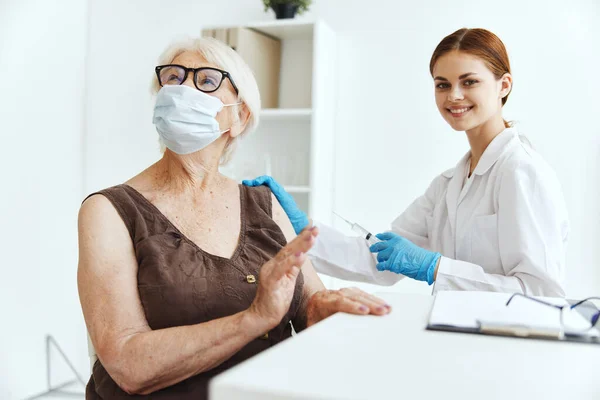 Infermiere siringa iniezione vaccino passaporto assistenza sanitaria — Foto Stock