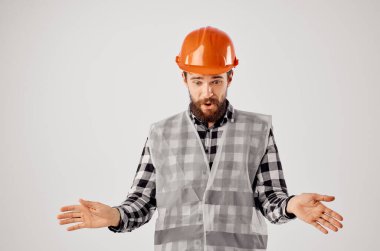 Sakallı adam İnşaat endüstrisi el hareketleriyle izole edilmiş arka plan