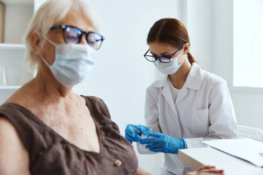 Şırıngalı omuz enjeksiyonlu doktor. Bağışıklık koruması.