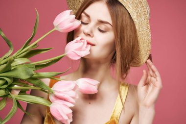 Pembe şapkalı güzel bir kadın. Çiçek buketi. Yakın plan cazibesi.