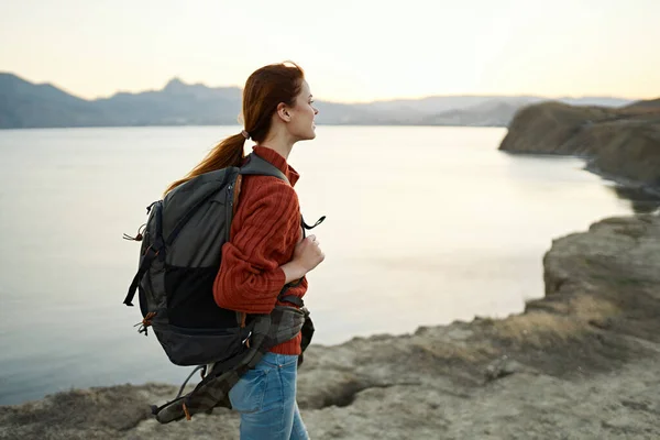 Жінка з рюкзаком в горах ходить подорожувати пригоди свобода — стокове фото