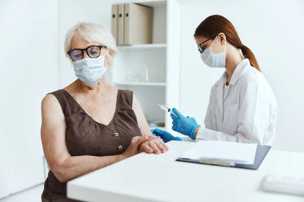 Elderly woman wearing a medical mask in the hospital for vaccinations covid-19 passport — Stock Photo, Image