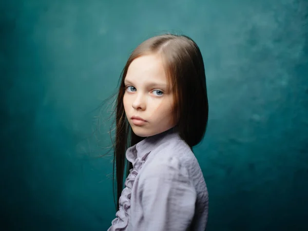 女の子でドレス長い髪スタジオ緑の背景クローズアップ — ストック写真