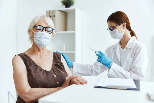 Medico con siringa effettua un'iniezione nel braccio protezione immunitaria covid passaporto — Foto Stock