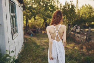 Beyaz elbiseli kadın. Eğlenceli doğa. Yaşam tarzı.