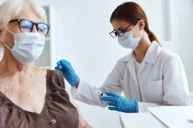 Tıbbi maske hemşire omuz enjeksiyonu aşı güvenlik aşısı pasaportu