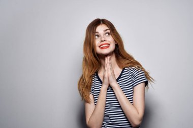 Güzel kadın saç stili neşesi. Moda mankeni pozu.