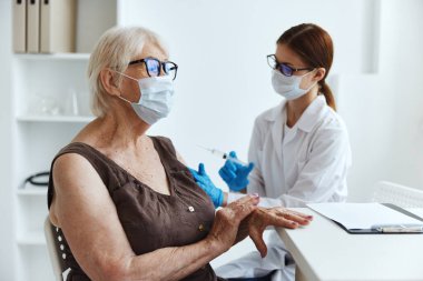 Kadın doktor aşılama güvenlik hastanesi