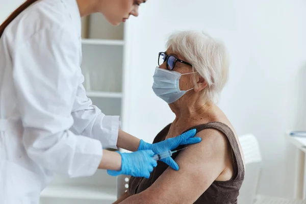 Siringa per infermiere iniezione vaccino passaporto immunità protezione — Foto Stock