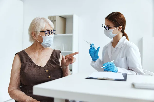 Elderly woman patient in the hospital for vaccinations covid-19 passport — Stock Photo, Image