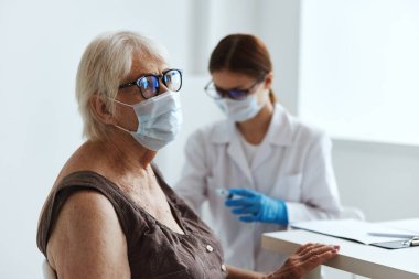 Kadın doktor hasta enjeksiyonu bağışıklık aşısı güvenlik aşısı pasaportu