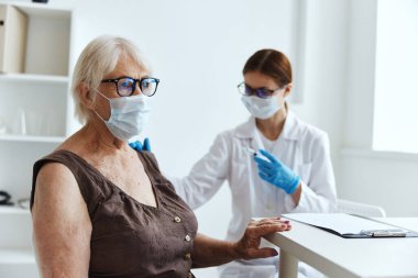 Şırıngalı doktor, kol bağışıklık aşısı güvenlik aşısı pasaport iğnesi yapıyor.