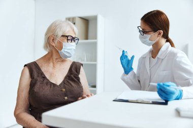 Aşı dokunulmazlığı için hastanede yatan yaşlı kadın.