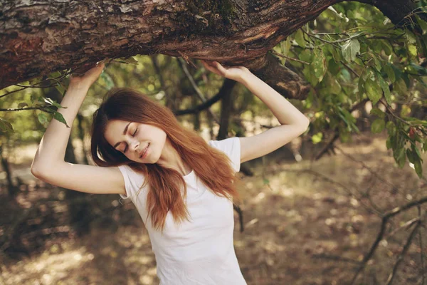 Woman rest in the countryside Sun freedom journey — Stock Photo, Image