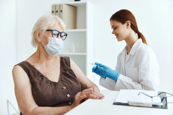 Anziana donna che indossa una maschera medica covid vaccinazione passaporto — Foto Stock