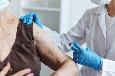 Omuz enjeksiyonlu doktor covid 19 pasaport yakın çekim