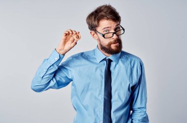 Şifreli para birimi Bitcoin finans ekonomisine sahip duygusal iş adamı