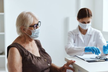 Beyaz önlüklü hemşire hasta aşılama aşısı güvenlik aşısı pasaportu