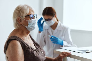 Tıbbi maskeli hemşire hasta aşı aşı pasaportu