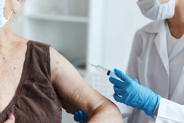 Médico con una jeringa vacuna inyectable para el paciente pasaporte de cerca — Foto de Stock