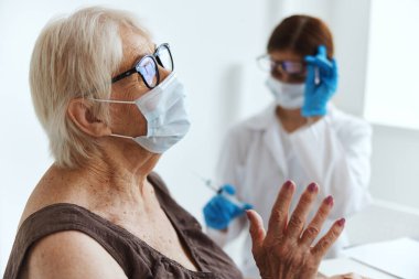 Hemşire şırınga enjeksiyonu aşı pasaport hastanesi