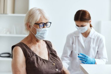 Doktor hasta enjeksiyon aşısı pasaportu