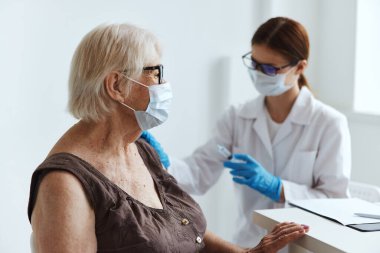 Enjektör enjekte eden bir doktor. Bağışıklık korumalı, pasaport.