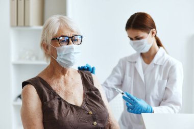 Aşı için hastanede yatan yaşlı kadın pasaport numarası: