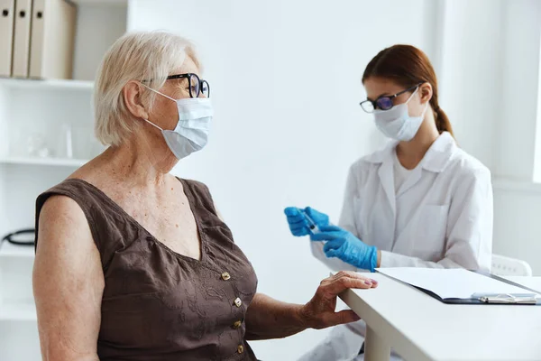 Medico donna spalla iniezione immunità protezione covid passaporto — Foto Stock