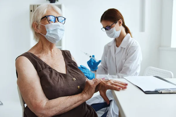 Anziana donna che indossa una maschera medica vaccino passaporto — Foto Stock