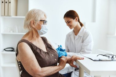 Hasta ve doktor aşısı pasaport sağlık hizmetleri