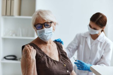 Enjektör enjekte eden bir doktor. Bağışıklık koruma. Kapalı pasaport.