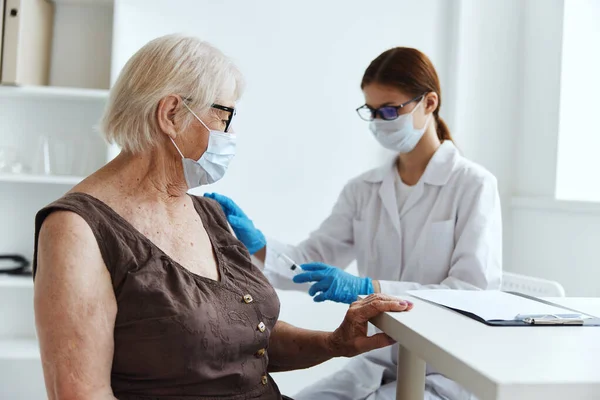 Medico con siringa vaccinazione di una donna anziana immunità protezione covid passaporto — Foto Stock