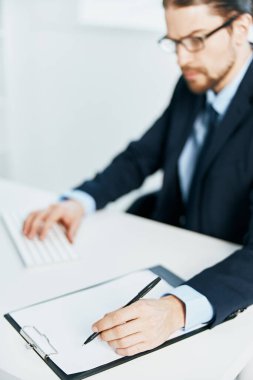 Masaüstü belgeleri ve bilgisayar ofisi işi