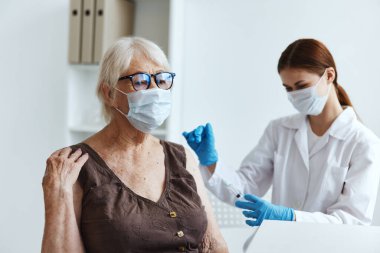 Doktor hasta enjeksiyonu dokunulmazlık koruması CVID pasaport