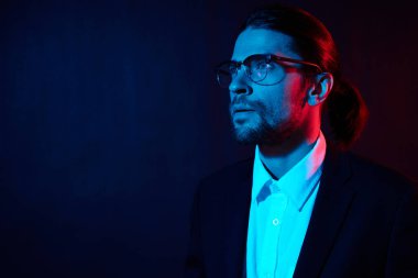 Gözlüklü yaşam modeliyle kostüm giymiş iş adamları