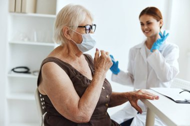 Hasta ve doktor covid pasaport sağlık hizmetleri