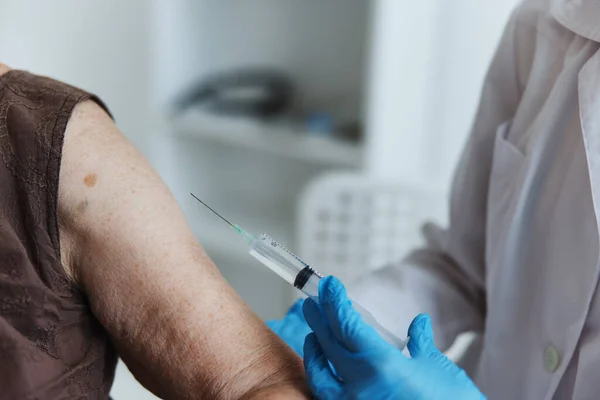 Läkare med en spruta skuldra injektion immunförsvar covid pass närbild — Stockfoto