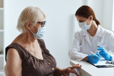 Doktor şırıngalı hasta enjeksiyonlu sağlık hizmetleri