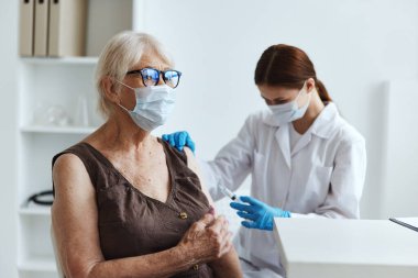 Doktor şırıngalı hasta enjeksiyonlu covid-19 pasaportlu.