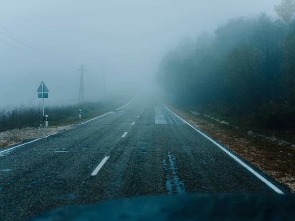 Дорожній туман осінь природа подорожі пейзаж — стокове фото