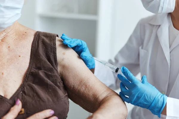 Enfermera hombro inyección vacuna pasaporte primer plano —  Fotos de Stock
