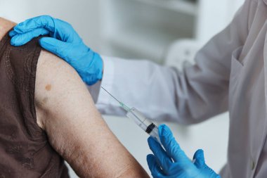 Omuz enjeksiyonlu bir doktor pasaport aşısı yakın plan