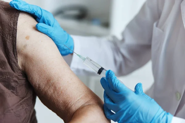 Orvos váll injekció vakcina útlevél közelkép — Stock Fotó