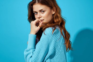 Mavi kazaklı güzel kadın izole edilmiş arka plan