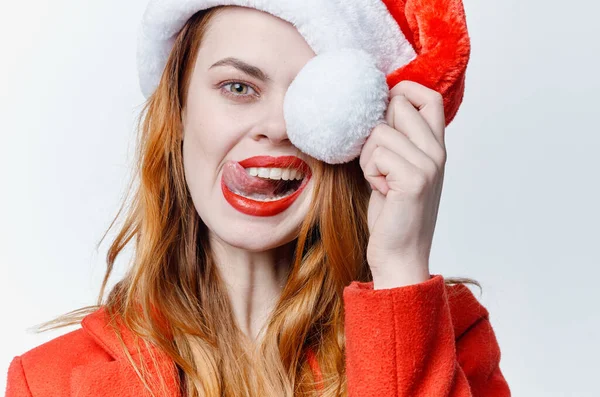 Femme dans santa chapeau posant des émotions studio noël — Photo