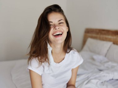 İçerideki mutlu kadın yüzünde tıbbi maskeyle gülüyor.