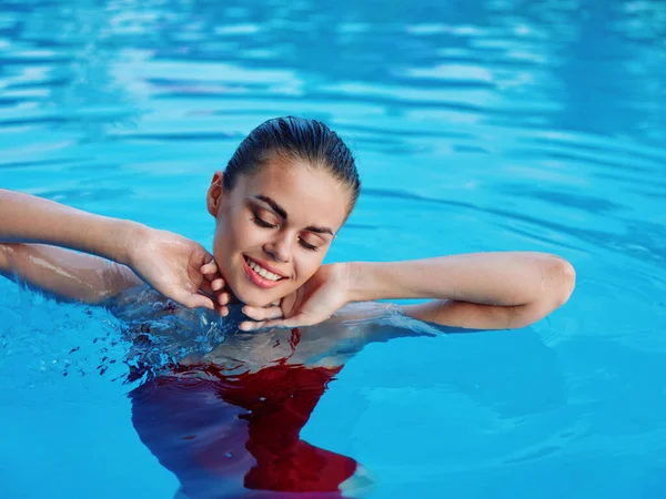 Веселая женщина в купальнике бассейн отдых природа роскошь — стоковое фото